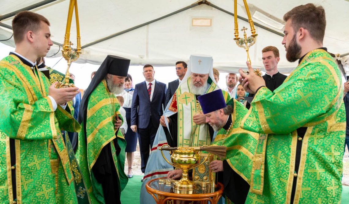 В День семьи, любви и верности митрополит Александр совершил освящение закладного камня в основание храмового комплекса во имя святых Петра и Февронии в Брянске